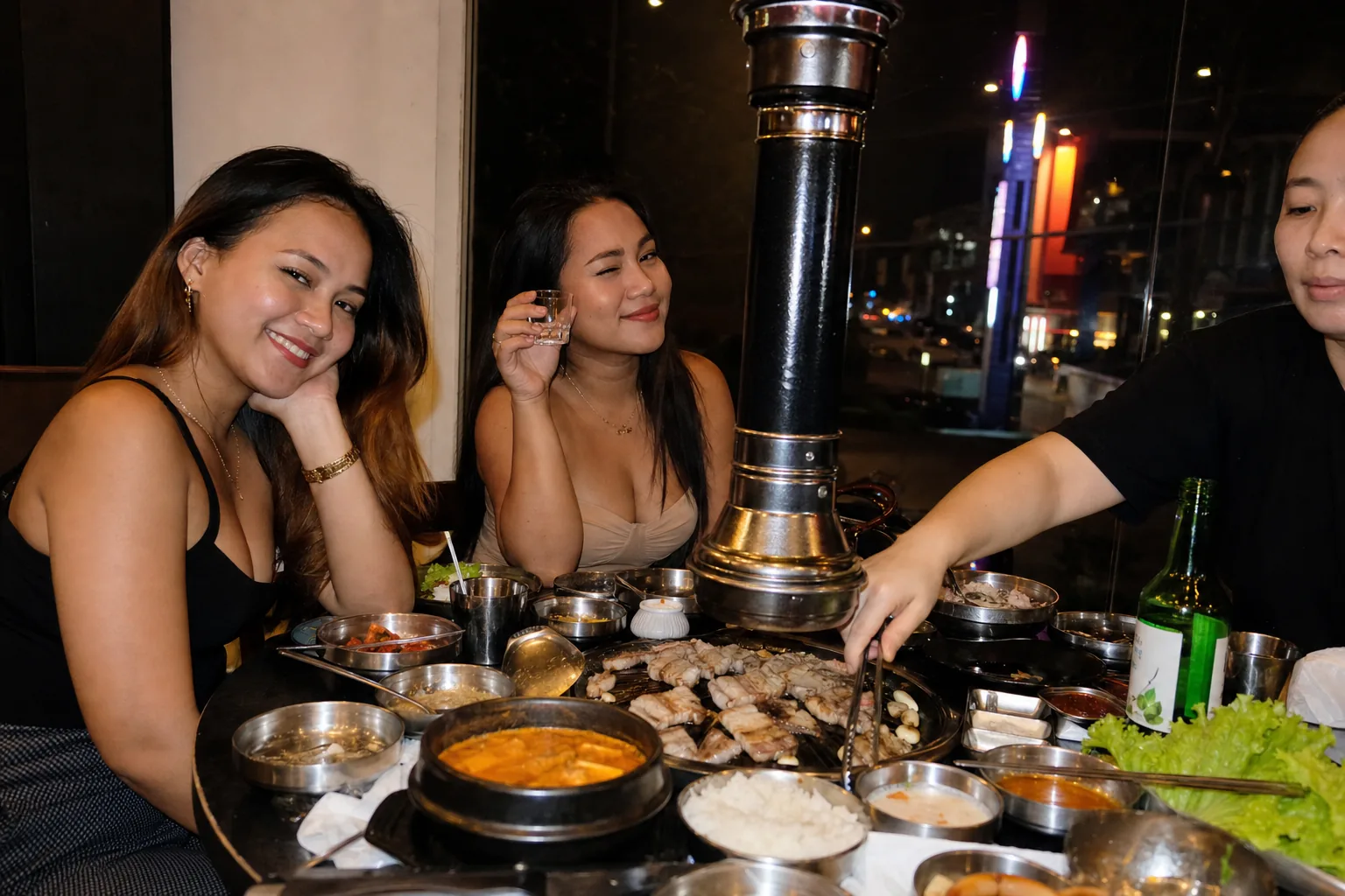 Friendship Highway 한식당 저녁 식사 테이블