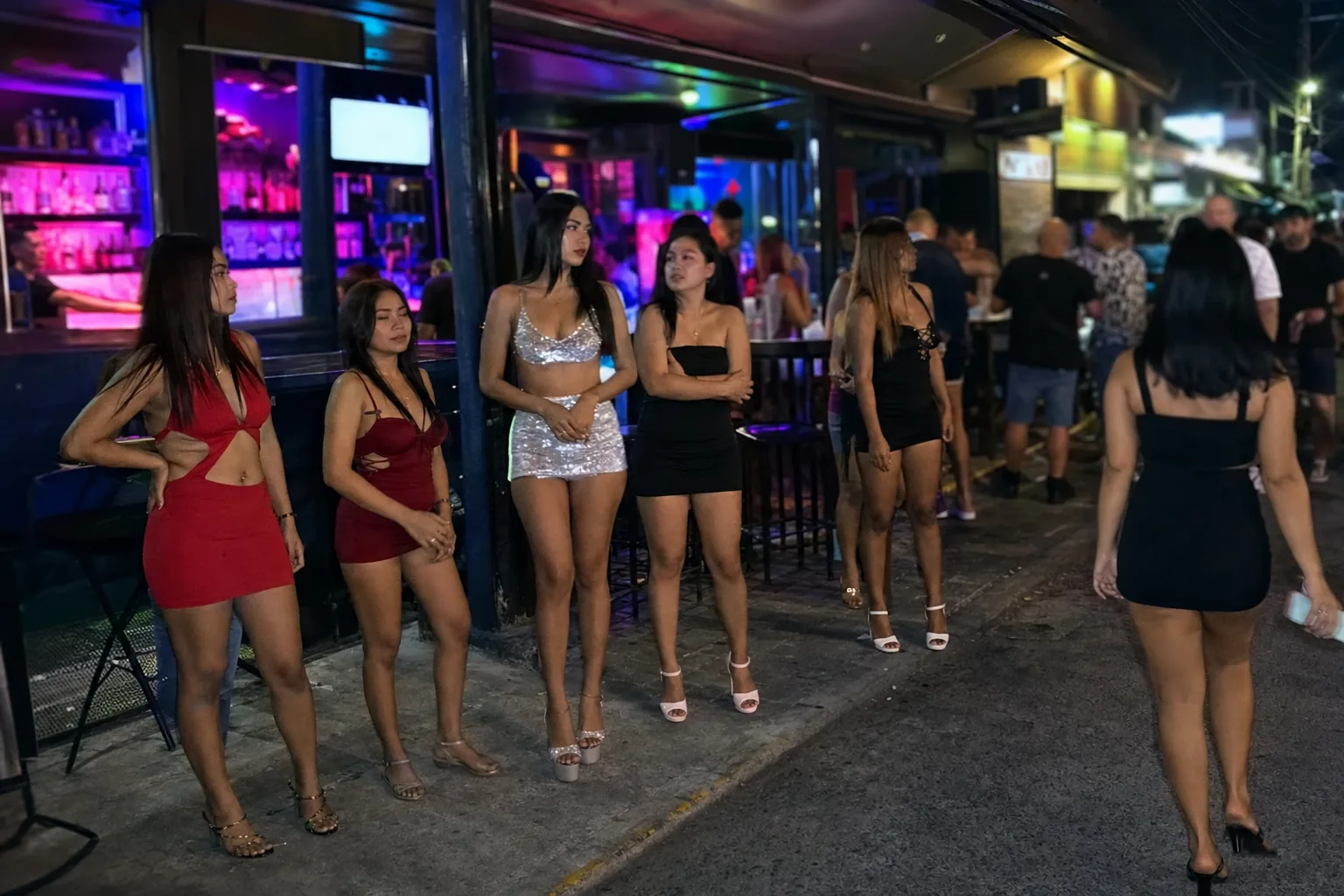 Angeles Walking Street 바 앞 도우미 라인업과 야간 거리 분위기