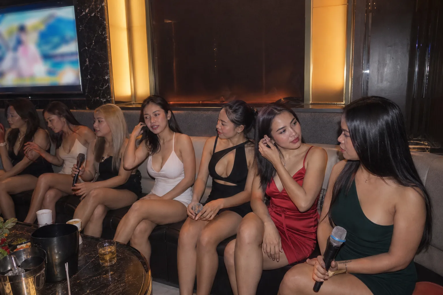 클락 KTV 룸에서 이어지는 노래방 라운지 단체 분위기